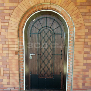 Арочная стальная дверь с кованной решёткой - фото