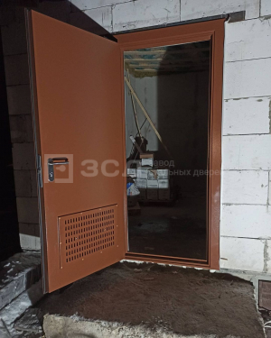 Коричневая дверь с нитроэмалью и вентиляционной решеткой - фото